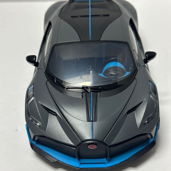 1:18 Bugatti Divo Metal Diecast With LED headlight & Taillight Gray - Picture 2 of 8